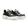 Shoe Tower With Laces M-Wall002-C7 | New Rock Online